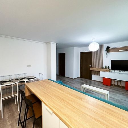 Mirandis Apartments - Comfort & Private Parking Near Coresi Mall Brasov Bagian luar foto