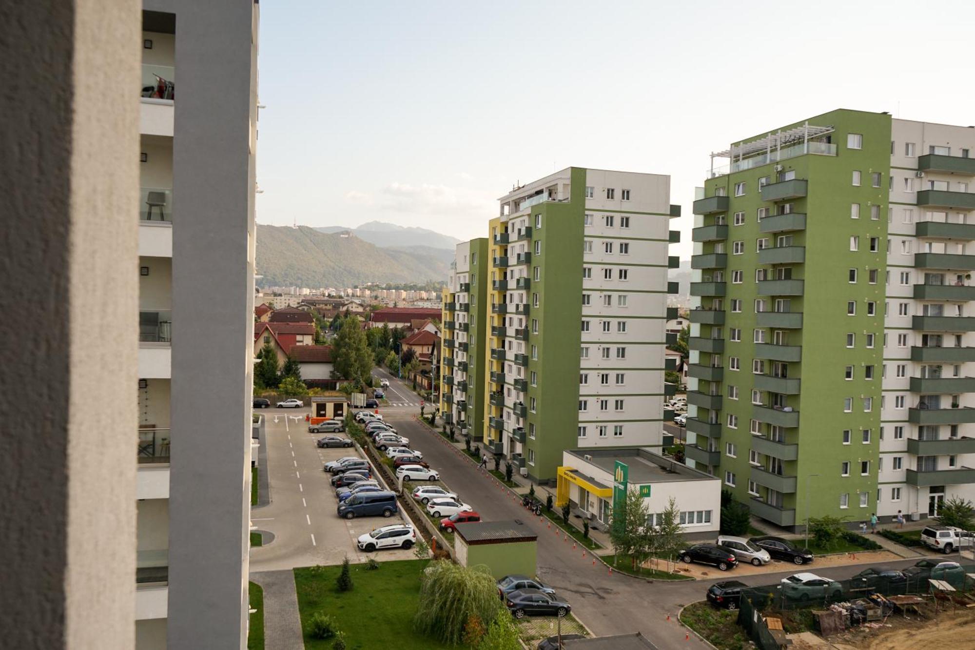 Mirandis Apartments - Comfort & Private Parking Near Coresi Mall Brasov Bagian luar foto
