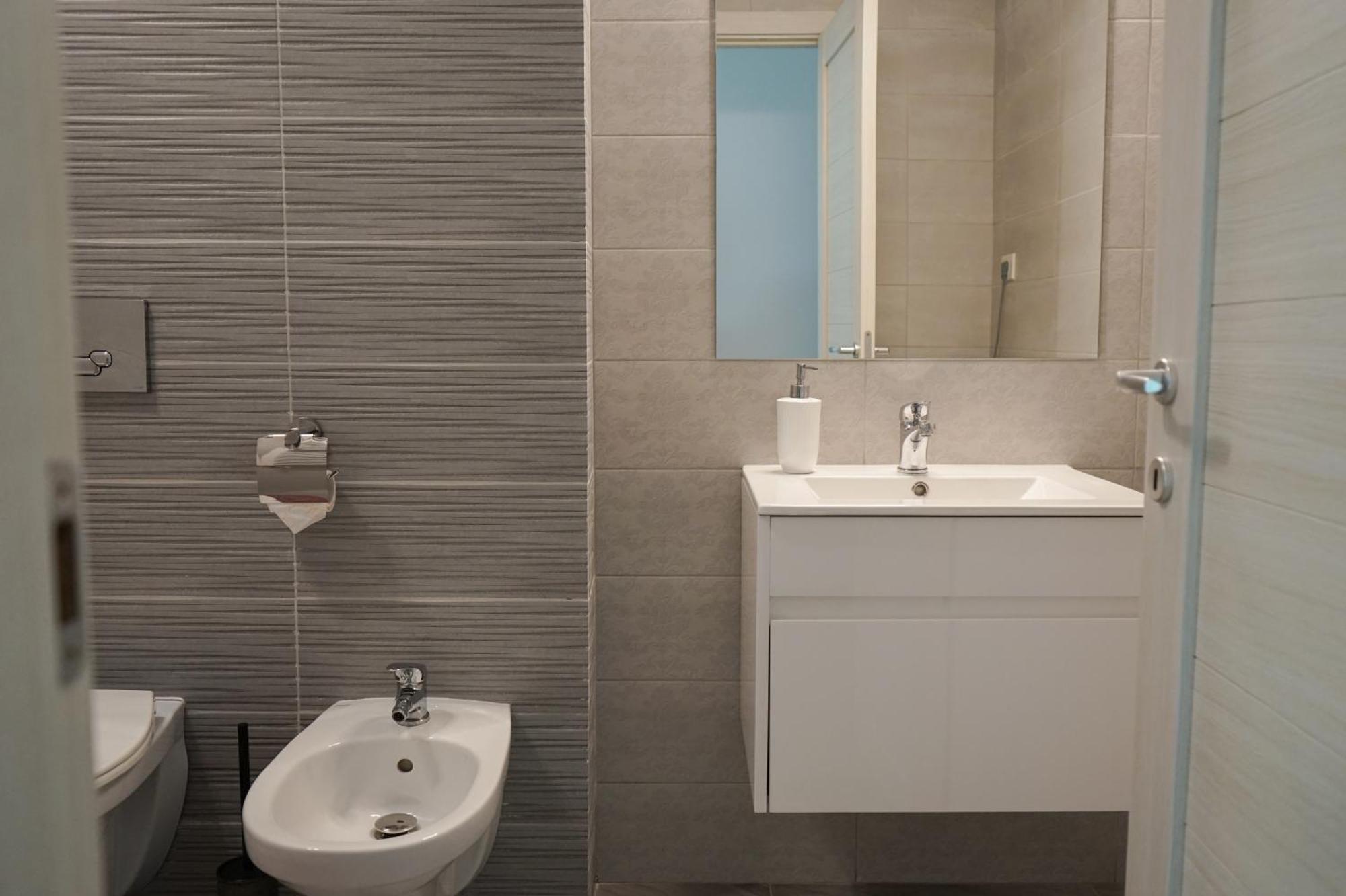 Mirandis Apartments - Comfort & Private Parking Near Coresi Mall Brasov Bagian luar foto