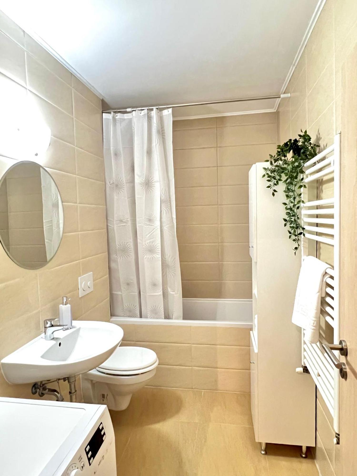 Mirandis Apartments - Comfort & Private Parking Near Coresi Mall Brasov Bagian luar foto