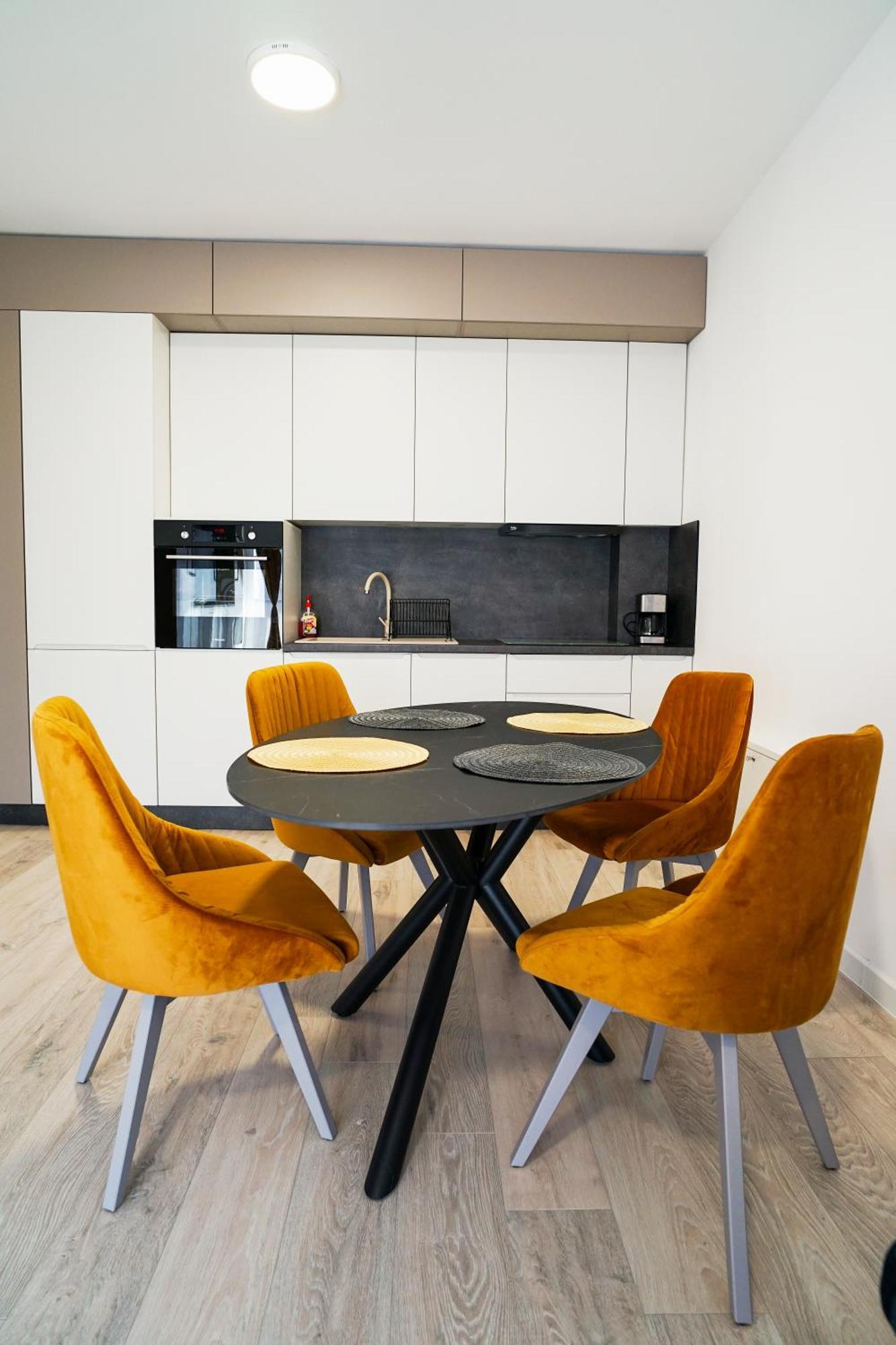 Mirandis Apartments - Comfort & Private Parking Near Coresi Mall Brasov Bagian luar foto