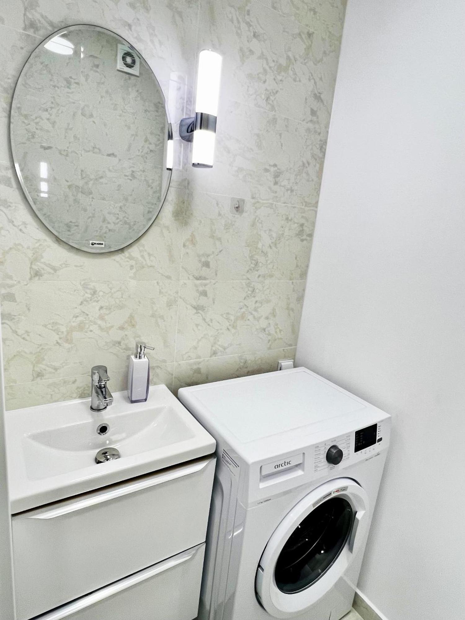 Mirandis Apartments - Comfort & Private Parking Near Coresi Mall Brasov Bagian luar foto